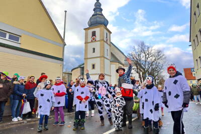 Fasching 2023 - FFW Stegaurach - Fußvolk im Zug