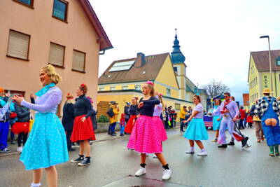 Fasching 2023 - Dorfgemeinschaft Erlau, Motto "Elvis lebt" - Tanzeinlage im Zug