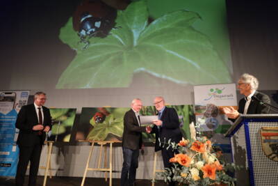 Klaus Rüpplein (2.v.l.) hat den Fotowettbewerb „Natur im Garten“ gewonnen. Als Preis für den gelungen fotografierten Glücksmarienkäfer erhielt er einen Gutschein für einen Fotokurs.