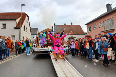 Fasching 2023 - Mühlendorfer Jugend vor der Aurachtalhalle - Schlitten