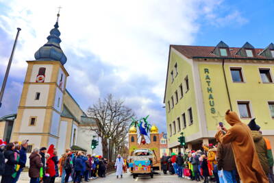 Fasching 2023 - Zug vor Rathaus